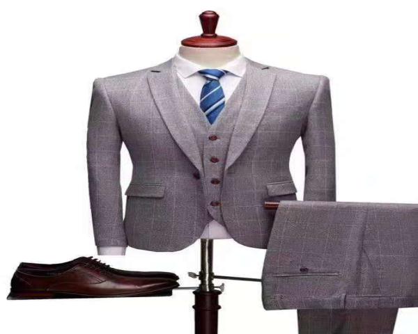 为什么穿定制西服不能配白色袜子